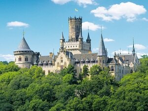 Das märchenhafte Schloss Marienburg erhebt sich südlich von Hannover in 150 Meter Höhe.