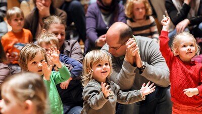 Die Familienkonzerte regen zum Mitmachen an. Die Kinder sind begeistert!