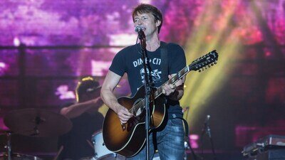 James Blunt mit Gitarre auf der Bühne