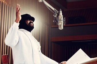 Gregory Porter auf einem Konzert mit weißem Anzug