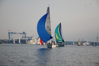 Ein wunderschöner Blick auf die auf dem Wasser treibenden Segelboote.