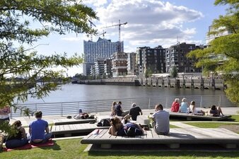 Die Marco-Polo-Terrassen als größter Wasserplatz der Hafencity.