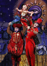Ein Szenenbild der rot gekleideten Zirkusleute aus Phantom Zwei "Liebe stirbt nie"