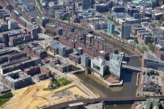 Das Bild zeigt eine Luftaufnahme des Quartiers Brooktorkai/Ericus in der Hafencity.