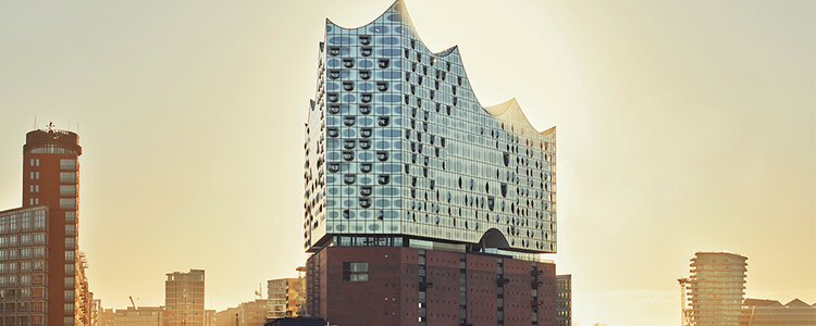 Foto von der Elbphilharmonie während die Sonne scheint