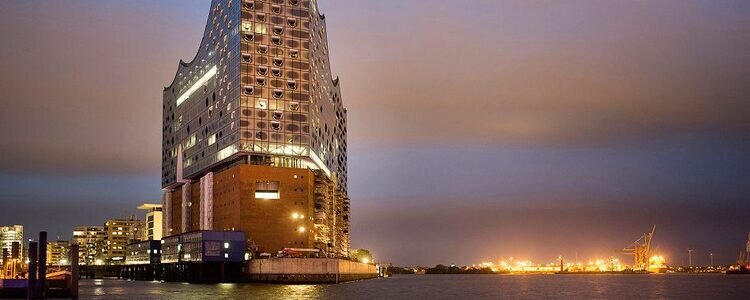 Open Air Konzerte mit Blick auf die Elbphilharmonie in der Westansicht mit abendlicher Beleuchtung.