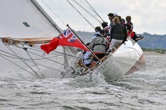 Zu den Top 5 Freizeitaktivitäten Schleswig Holstein zählt ein Schnuppersegeltag an der Ostsee.