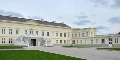 Ein Panoramabild des Schlossgebäudes von Herrenhausen Hannover