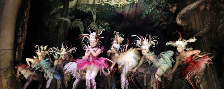 Das Szenenbild aus Phantom der Oper Zwei "Liebe stirbt nie" zeigt die Kostüme des neuen Musicals in Hamburg.