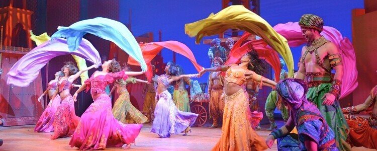 Musical Aladdin in Hamburg: Die Tänzerinnen und Tänzer liefern auf der Bühne eine tolle Show ab.