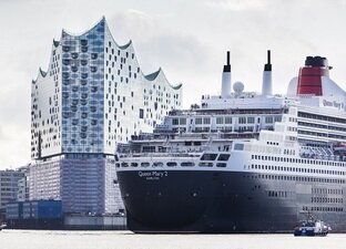 Die Elbphilharmonie mit der Queen Mary 2