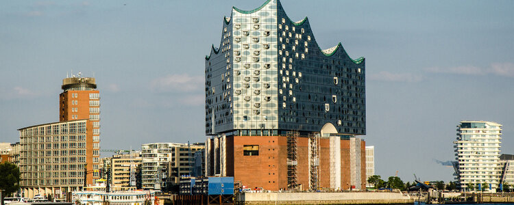 Die Elbphilharmonie in Hamburg in der Hafencity als neue Konzerthalle