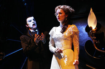 Christine wird vom Phantom angefleht. Ein Szenenbild aus "Liebe stirbt nie" Phantom Zwei