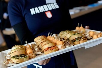 Unter den Top 5 der Freizeitaktivitäten Hamburg ist der Besuch des Fischmarktes und der Verzehr köstlicher Fischbrötchen.