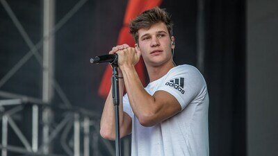 Wincent Weiss auf der Bühne in die Ferne schauend