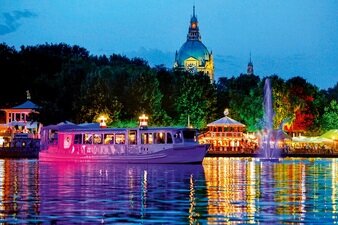 Alljährlich verwandelt sich das Ufer im Zuge des Maschseefestes in eine Partymeile.