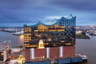 Elbphilharmonie am Abend, Nordansicht Juli 2015