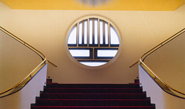 Der Treppenaufgang im Rolf-Liebermann-Studio mit dem einem siebenarmigen Leuchter nachgebildeten Fenster.