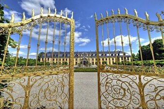 Das goldene Tor öffnet sich zum Galeriegebäude von Herrenhausen Hannover.