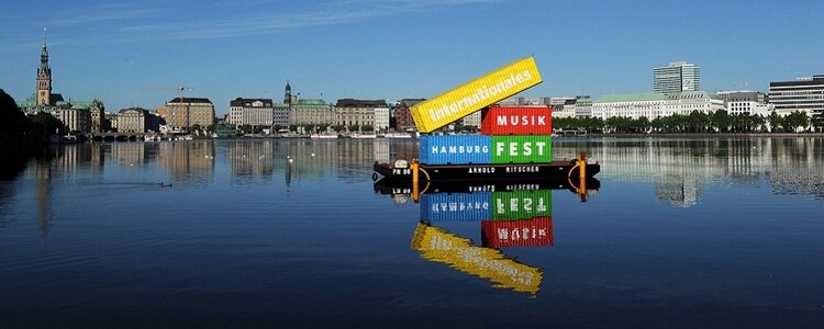 Eine schwimmende Container-Installation auf der Hamburger Alster zum Internationalen Musikfest Hamburg