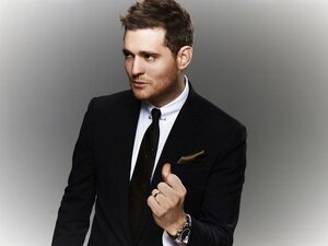 Michael Bublé mit Anzug vor grauem Hintergrund