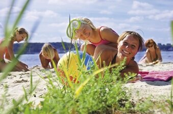 Eine glückliche Familie am Falckensteiner Strand.