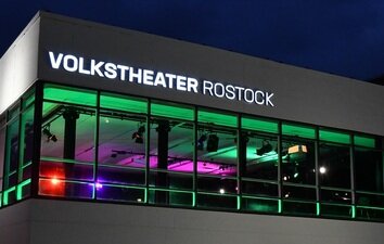 Fotografie Volkstheater Rostock von außen