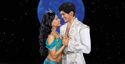 Aladdin und Jasim schauen sich verliebt an. 
