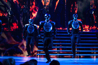 Das Szenenbild zeigt die Roboter bei Lord of the Dance "Dangerous Games" von Michael Flatley