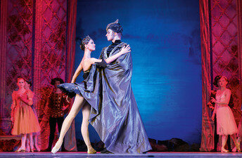 Eine Szene aus dem Ballett Klassiker Schwanensee wird durch das Staatliche Russische Ballett Moskau dargestellt.