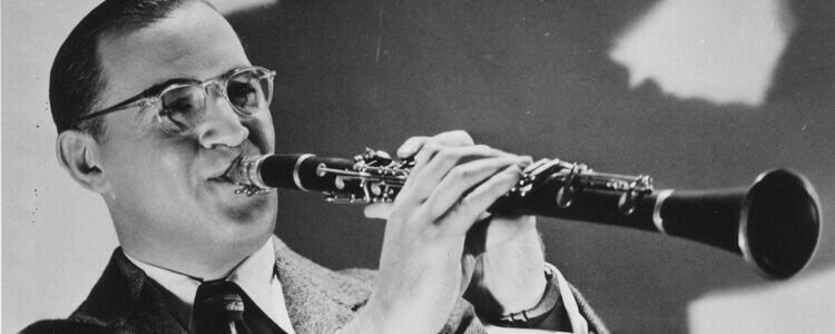 schwarz-weiß Foto von Benny Goodman, der Klarinette spielt 