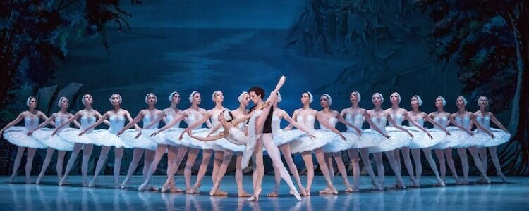 Eine Szene aus dem Ballett Klassiker Schwanensee wird durch das Staatliche Russische Ballett Moskau dargestellt.