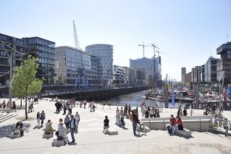 Großstädtisch und maritim zugleich: Die Stimmung im Sandtorkai wird durch die Magellan-Terrassen geprägt.