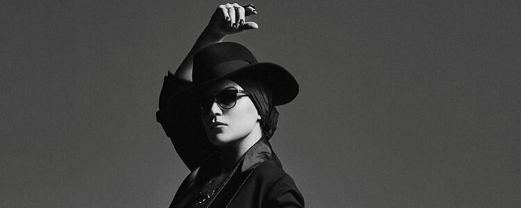 Melody Gardot mit Sonnebrille und Hut in schwarz/weiß