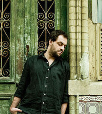 Der portugiesische Musiker Antonio Zambujo posiert für die Kamera.