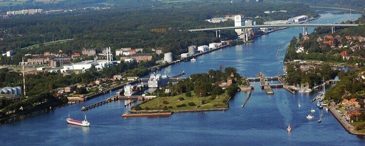 Ein Luftbild der Schleusengruppe der Stadt Kiel