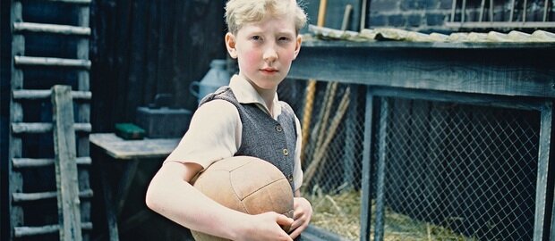 Fotografie von einem Jungen mit einem Fussball im Arm