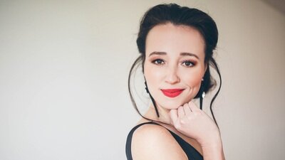 Fleur Barron blickt in de Kamera.