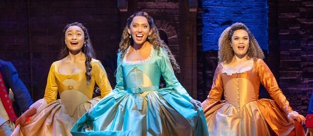 Drei weibliche Hamilton Musical Darstellerinnen auf der Bühne
