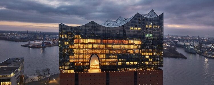 Elbphilharmonie Außenansicht Abends