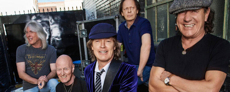 Band AC/DC schaut in die Kamera