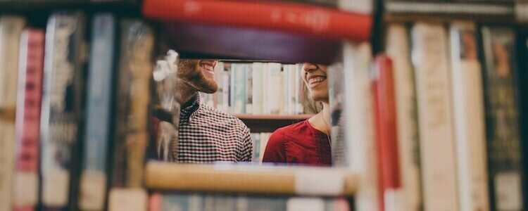 Bücherregale und zwei Personen