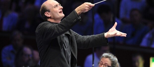 Andrew Manze dirigiert Orchester