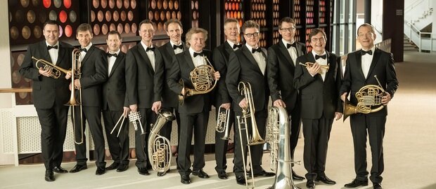Die German Brass Band mit ihren Instrumenten in einem Konzertfoyer
