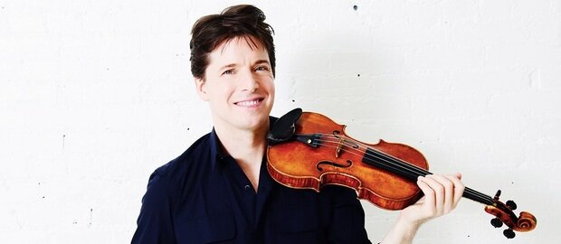Joshua Bell mit Violine in der Hand