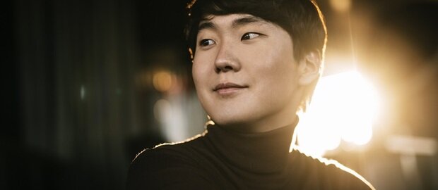 Seong-Jin Cho sieht zur Seite und lächelt