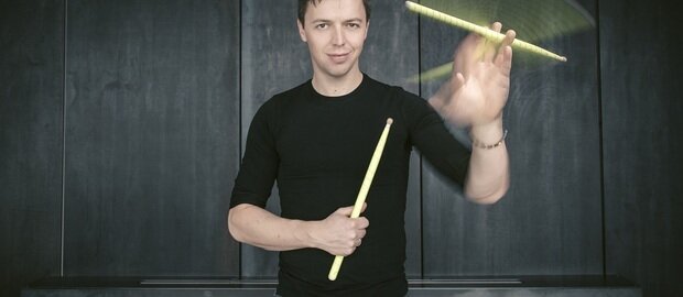Martin Grubinger spielt mit Drumsticks
