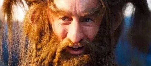 Ein Schauspieler als Hobbit lächelt in die Kamera