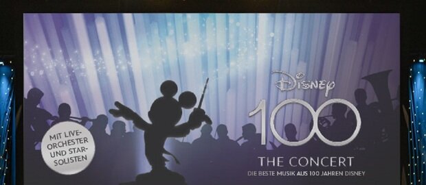 Foto von Plakat Disney 100 The Concert und im Vordergrund das Hollywood Sound Orchester