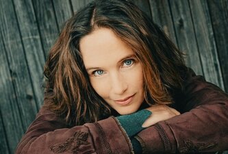 Hélène Grimaud lächelt in die Kamera